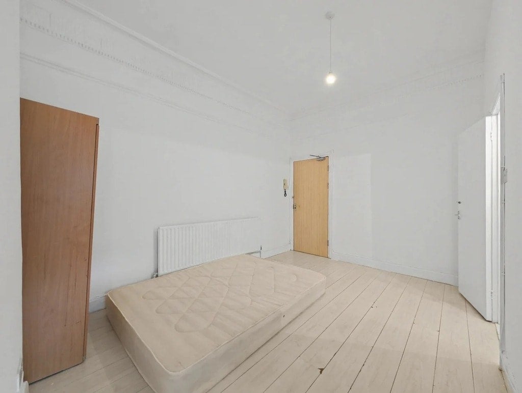 Flat Ferme Park Road in Greater London