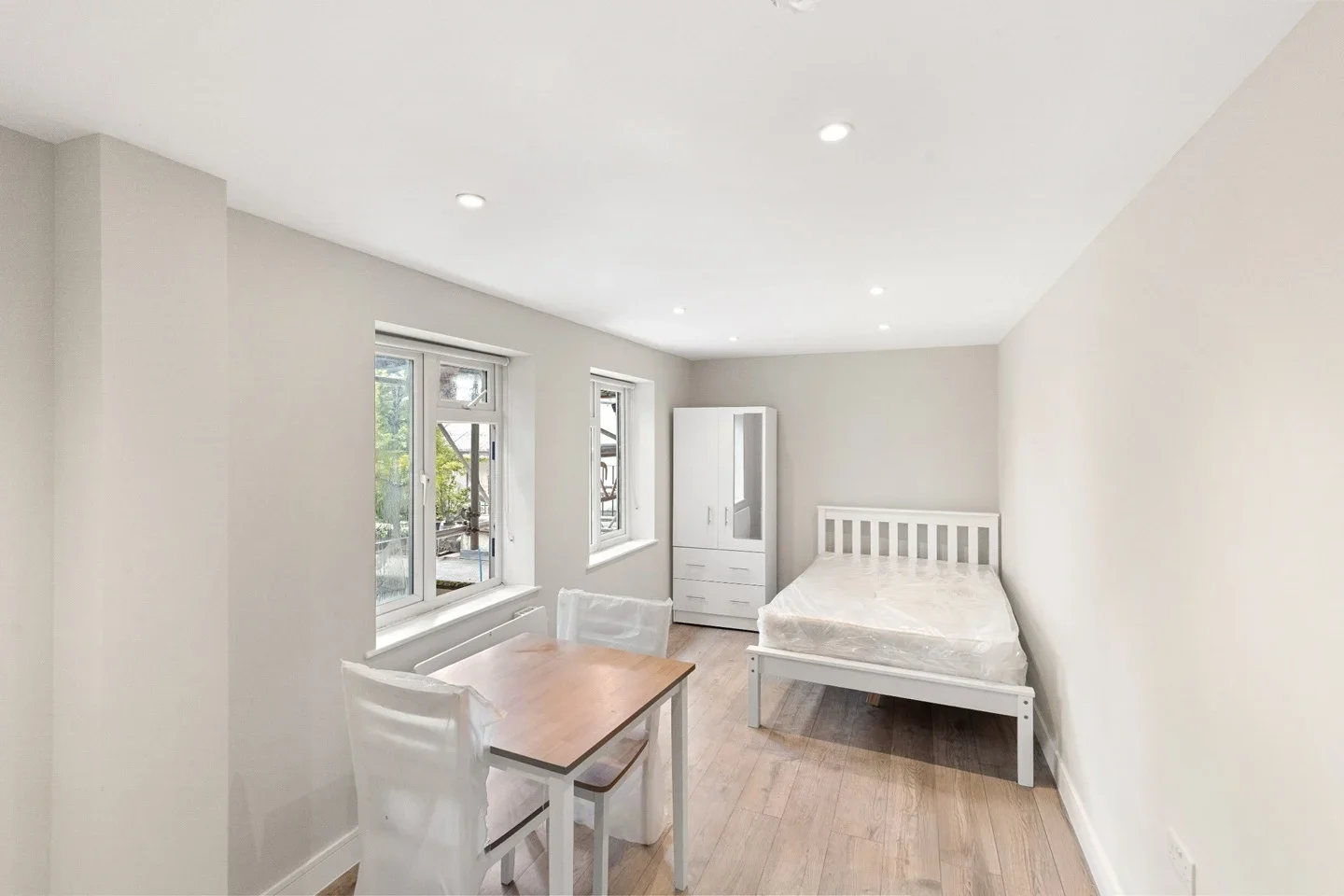 Room Barnett Wood Lane in Mole Valley