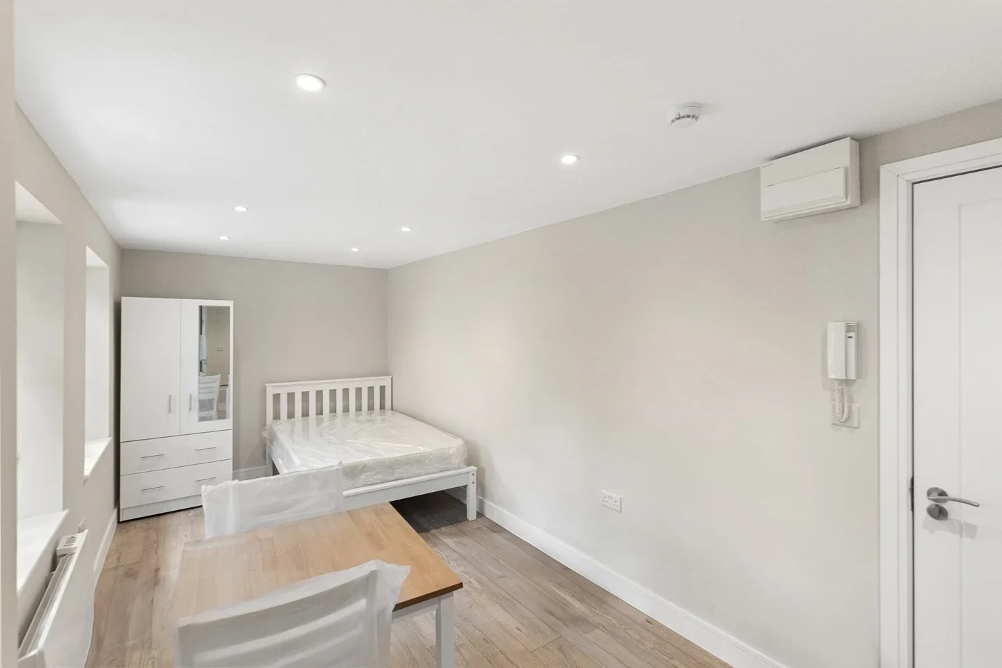 Room Barnett Wood Lane in Mole Valley