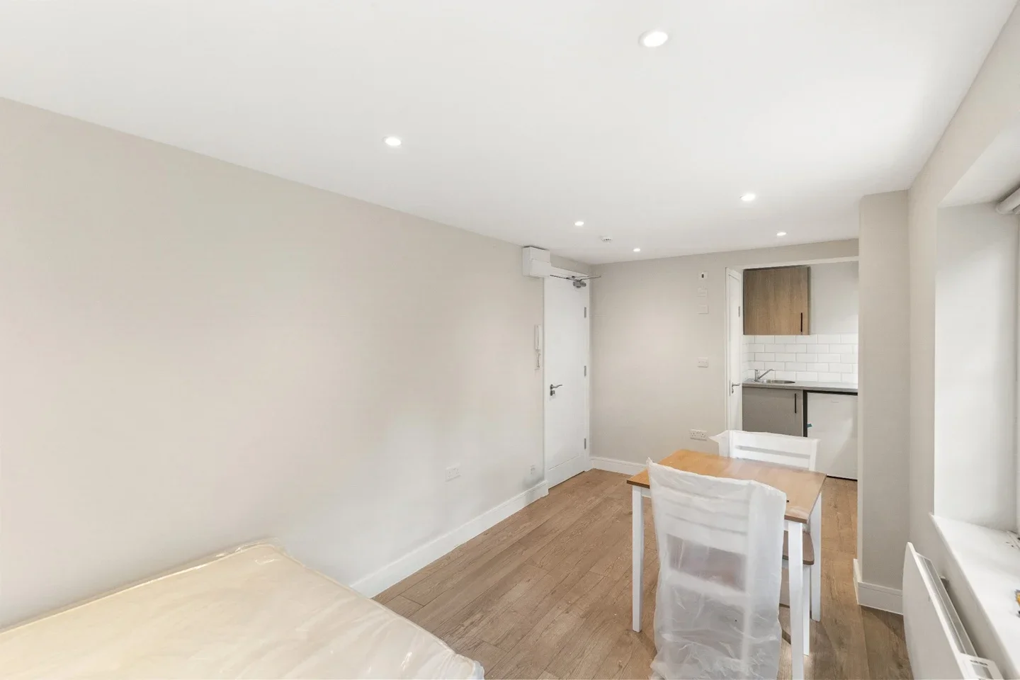 Room Barnett Wood Lane in Mole Valley