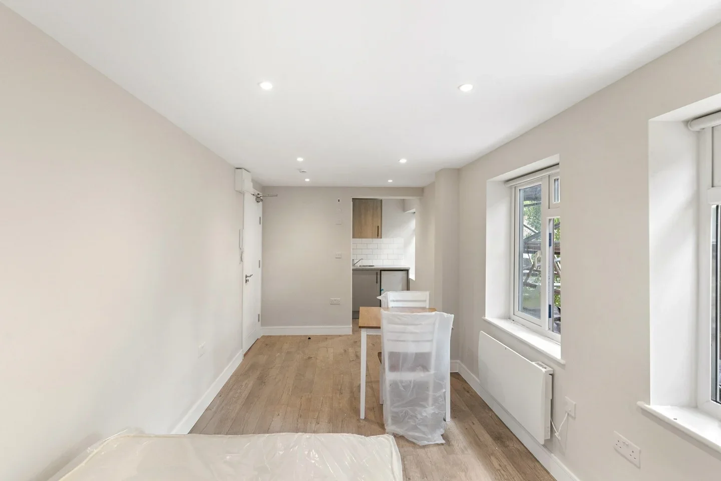 Room Barnett Wood Lane in Mole Valley