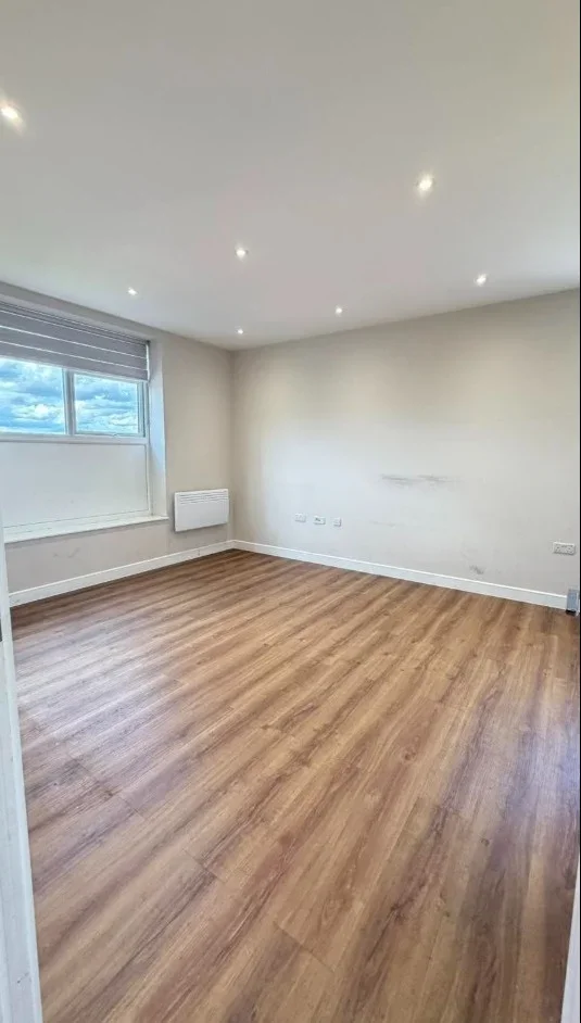 Flat Robinson's Close in Greater London
