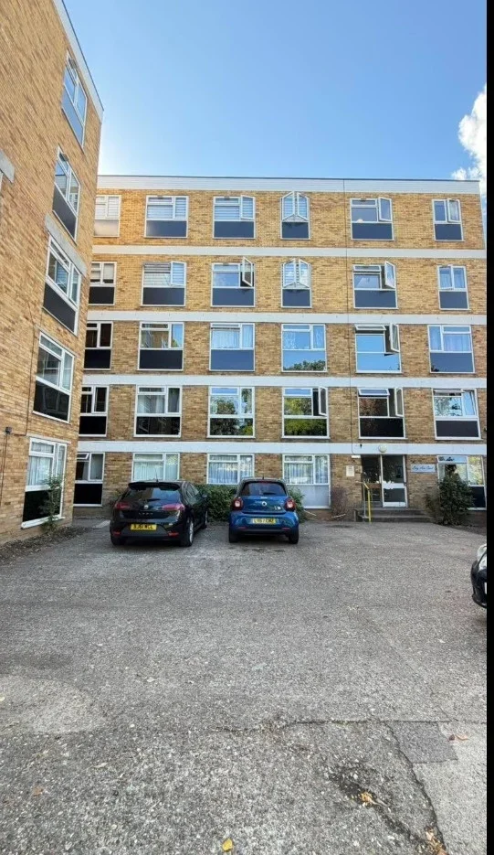 Flat Robinson's Close in Greater London