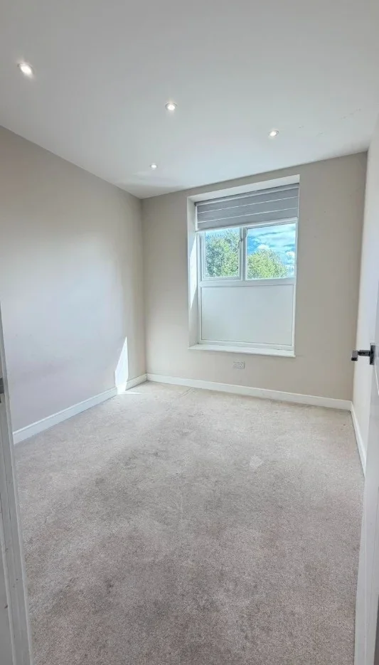 Flat Robinson's Close in Greater London