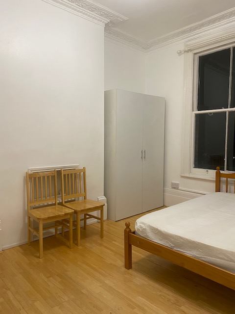 Room Bow Road in Greater London