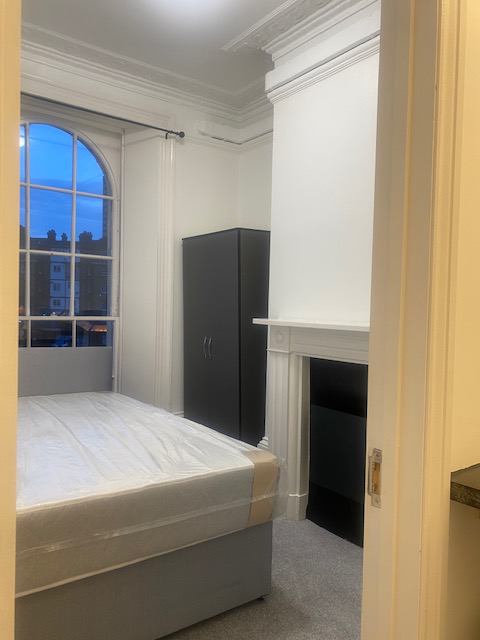 Room Bow Road in Greater London