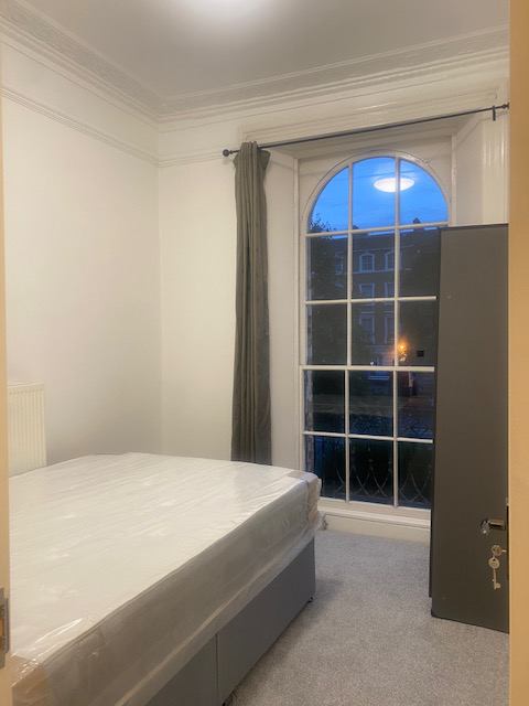 Room Bow Road in Greater London