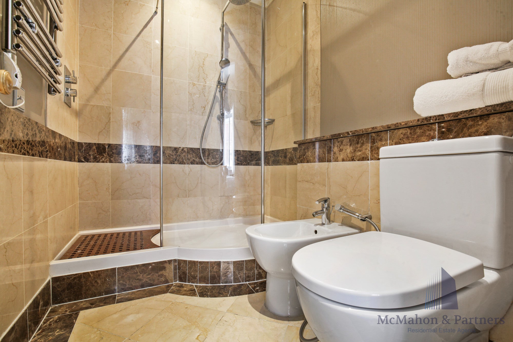 Flat Kensington High Street in Greater London
