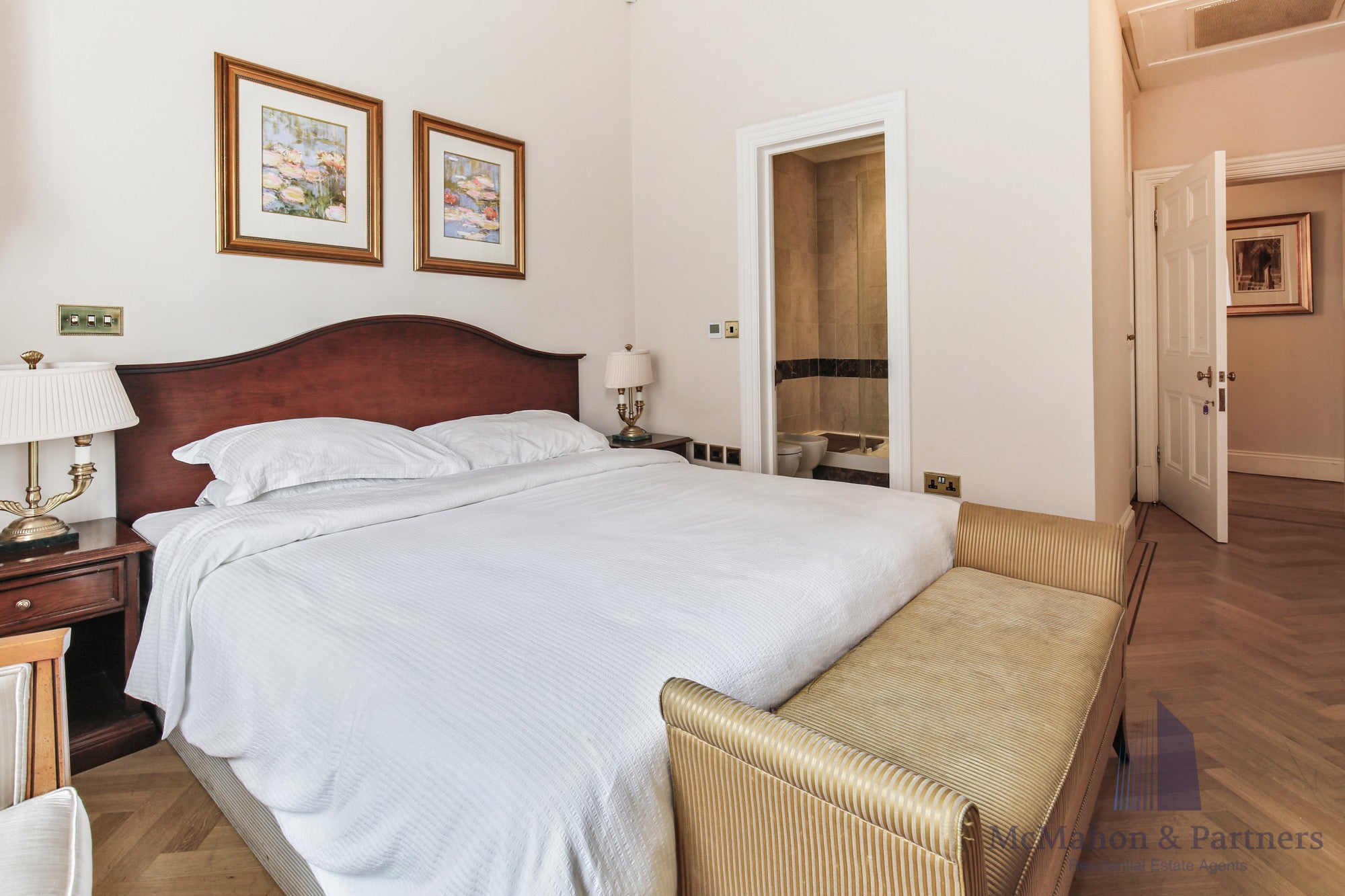 Flat Kensington High Street in Greater London