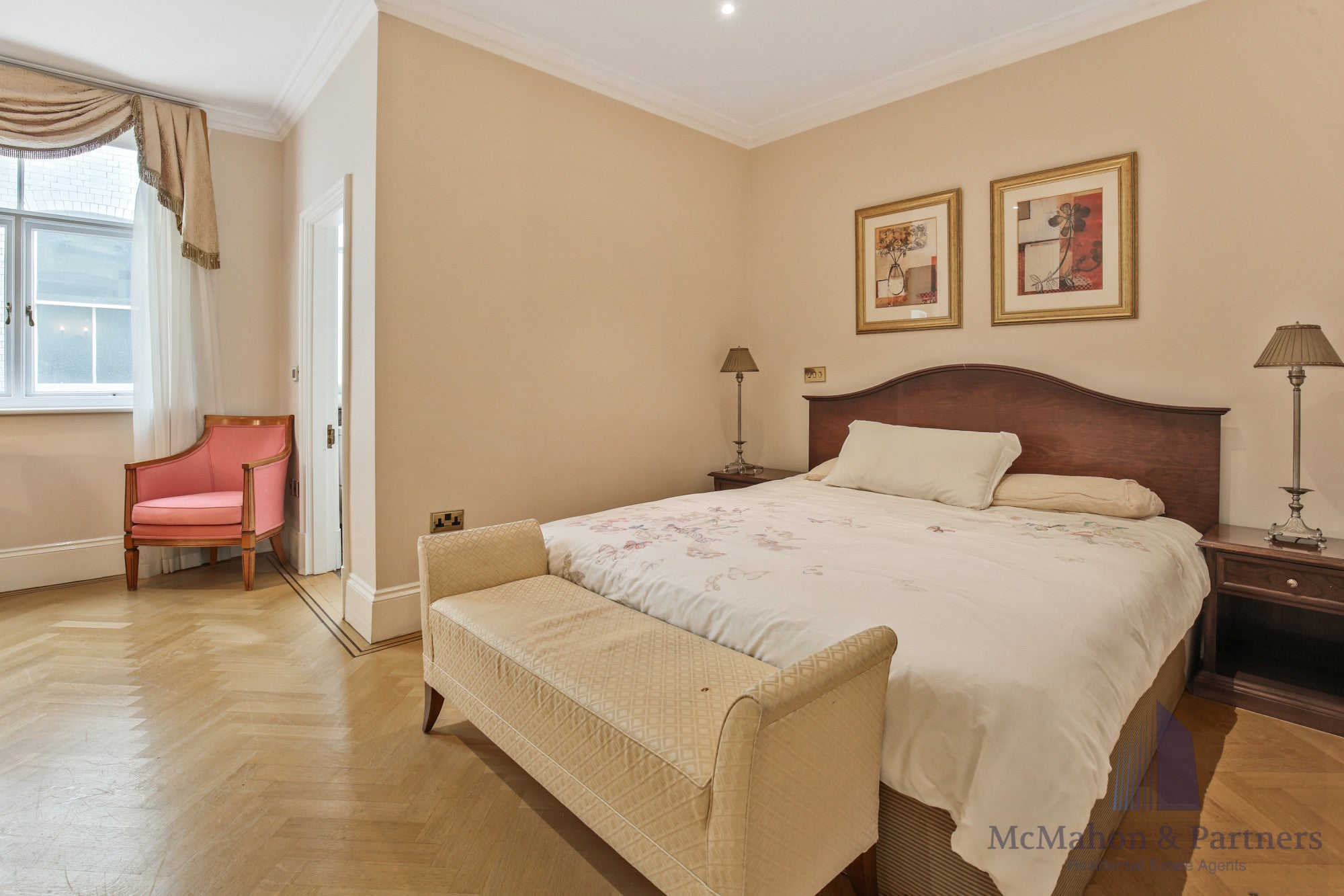 Flat Kensington High Street in Greater London