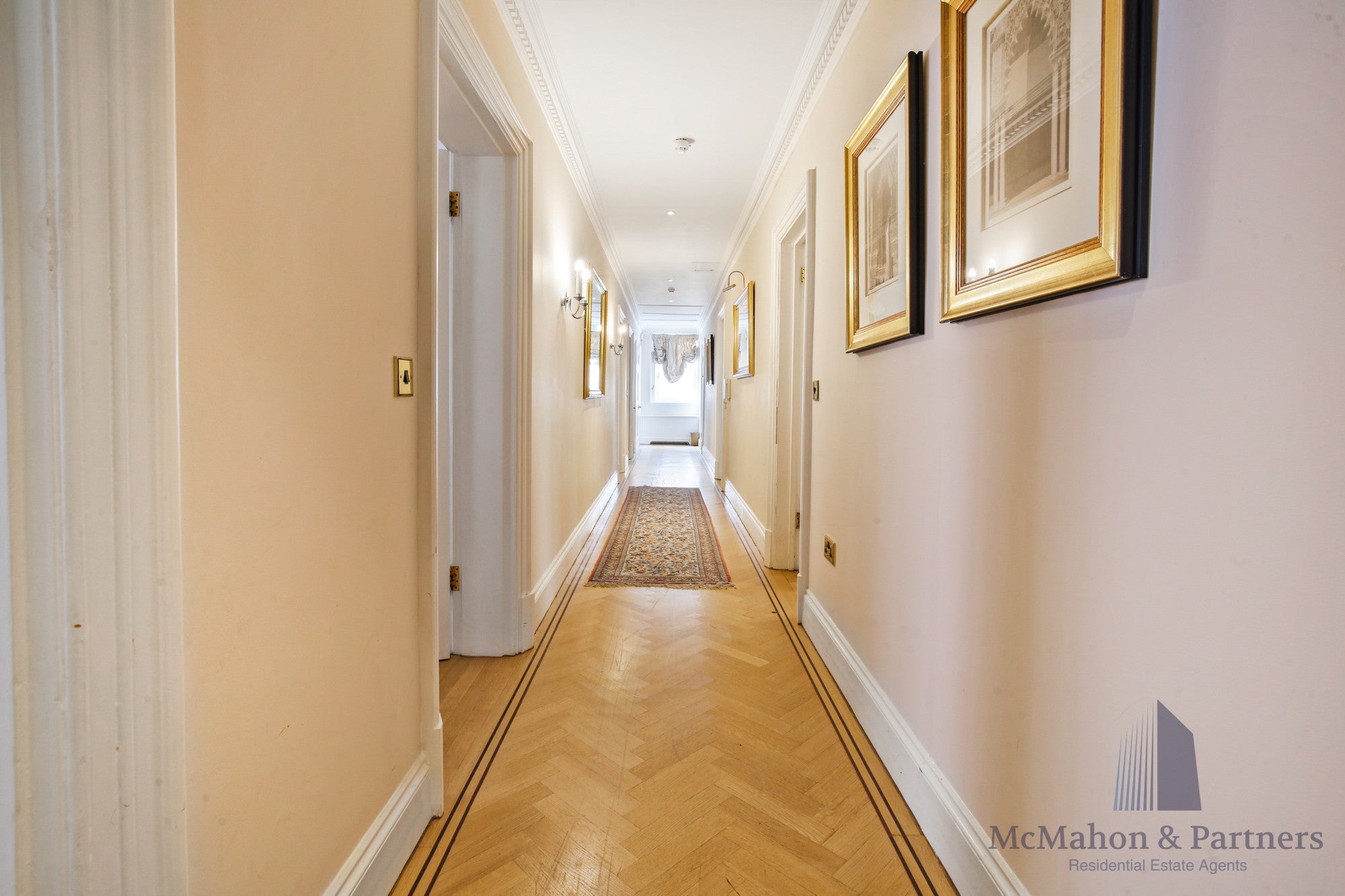 Flat Kensington High Street in Greater London