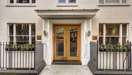 Flat Hill Street in City of Westminster