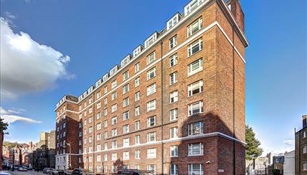 Flat Hill Street in City of Westminster