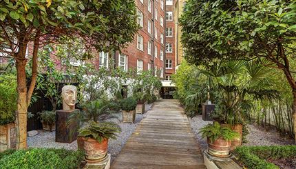 Flat Hill Street in City of Westminster