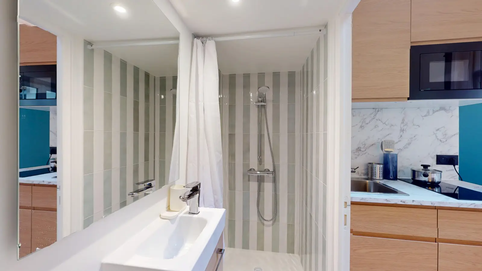 Room Rue des Dames in Paris