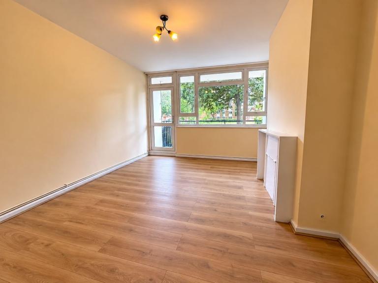 Flat Deeside Road in Greater London