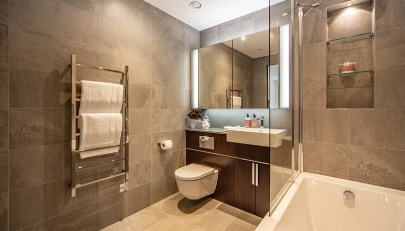 Flat Ponton Road in Greater London