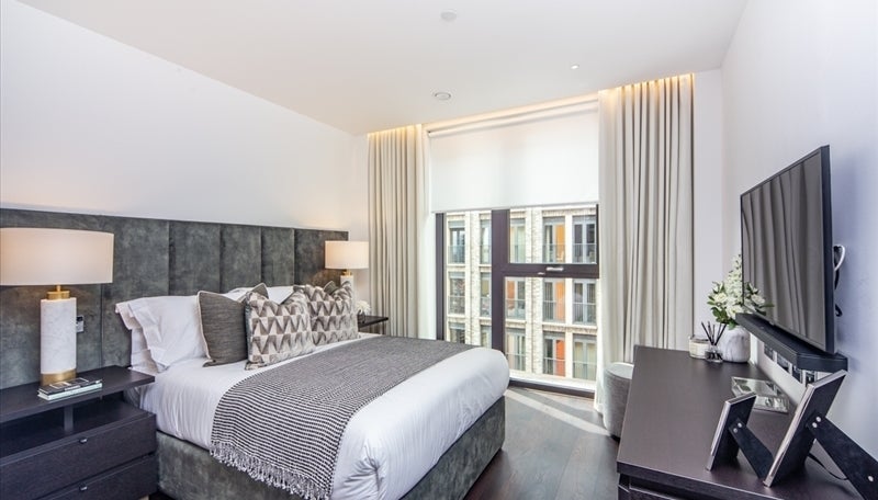 Flat Ponton Road in Greater London