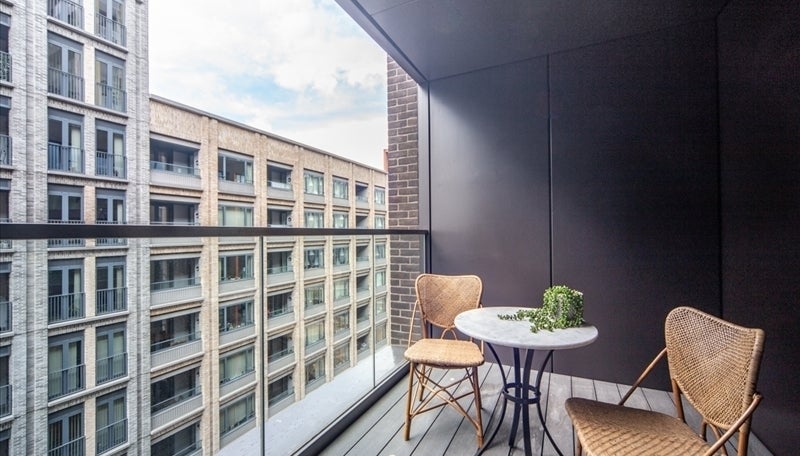 Flat Ponton Road in Greater London