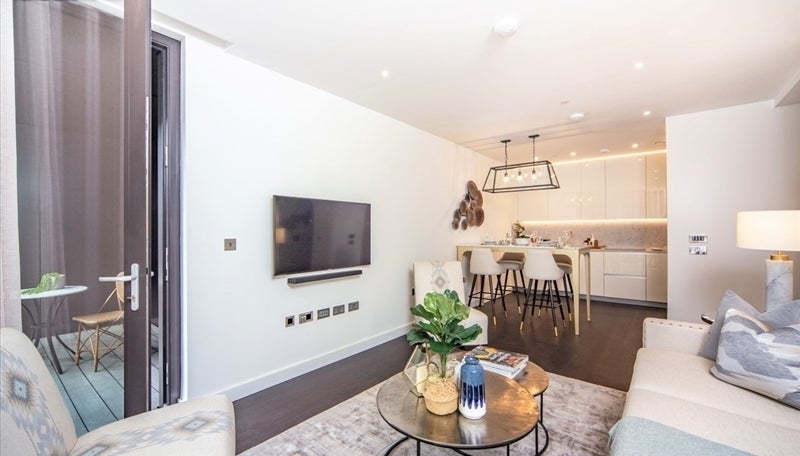 Flat Ponton Road in Greater London