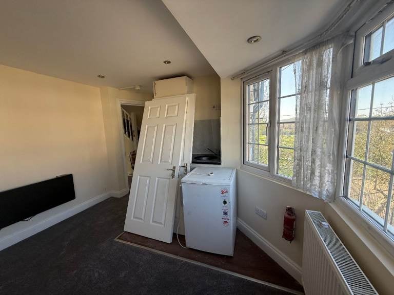 Flat Bowrons Avenue in Greater London
