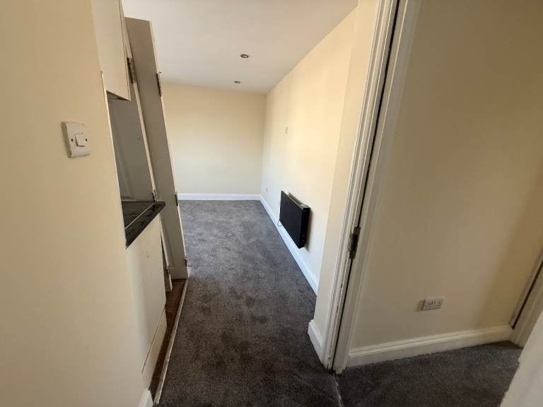 Flat Bowrons Avenue in Greater London