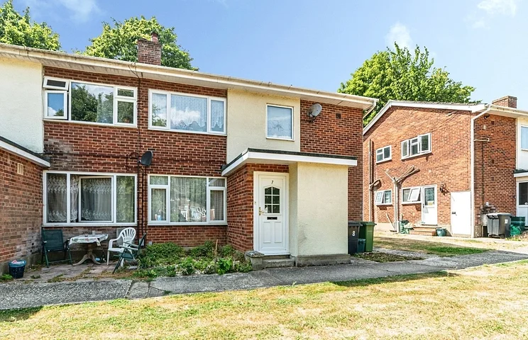 Flat Redfield Court in Newbury