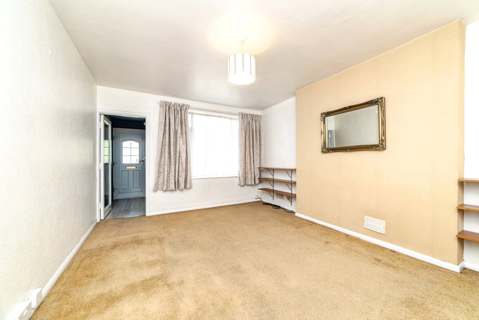 Flat Redfield Court in Newbury
