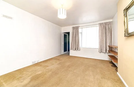 Flat Redfield Court in Newbury