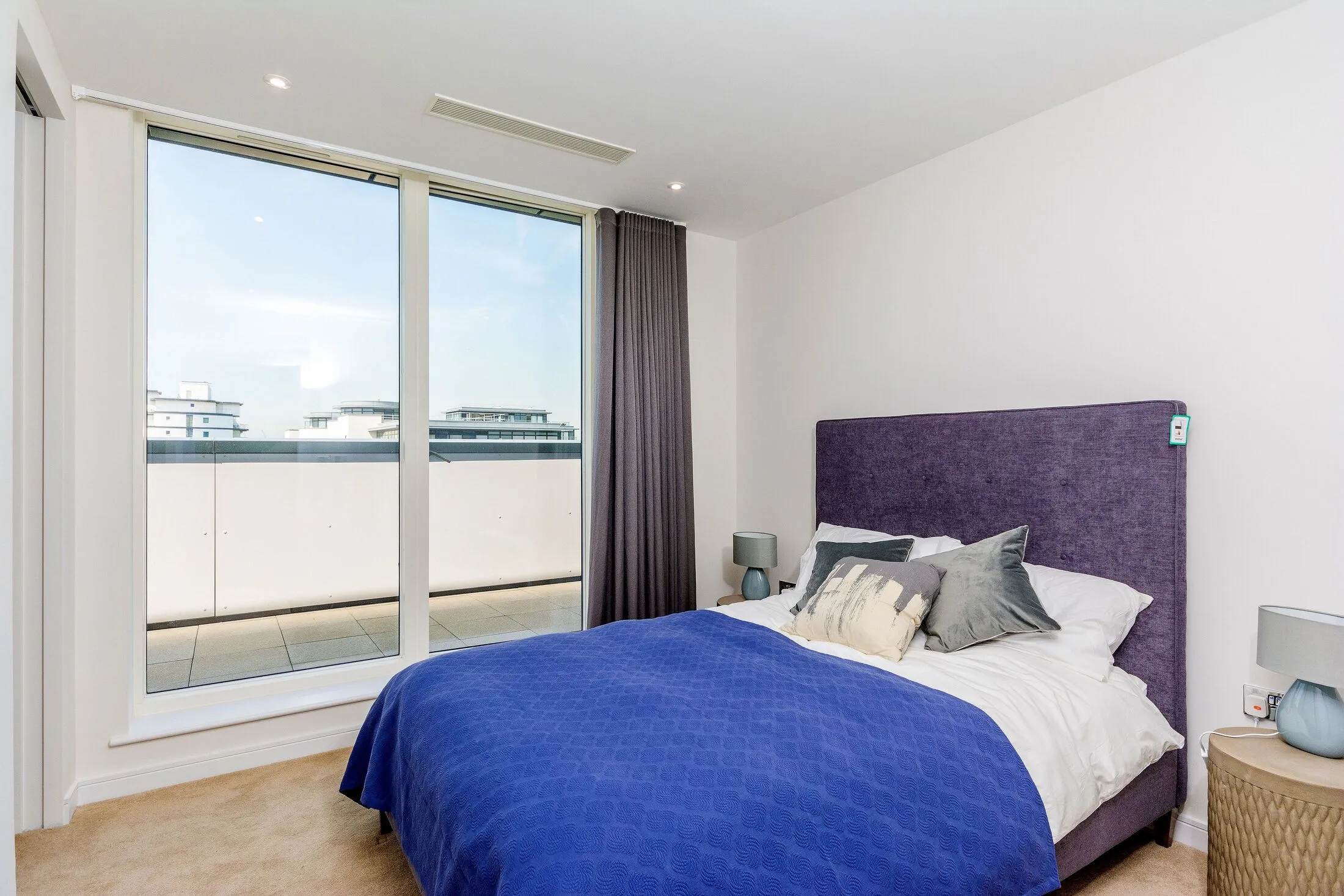 Flat Kew Bridge Road in Greater London