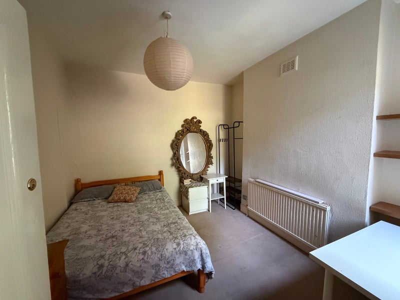 Room Ickburgh Road in Greater London