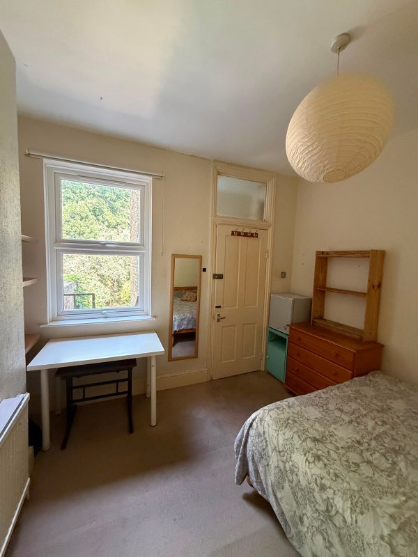 Room Ickburgh Road in Greater London