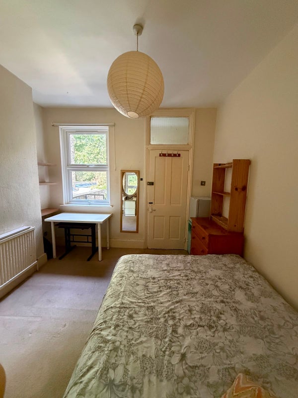 Room Ickburgh Road in Greater London
