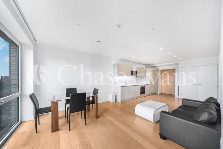 Flat Sayer Street in Greater London