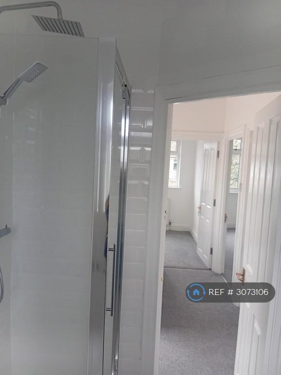 Room Elmhurst Avenue in Greater London