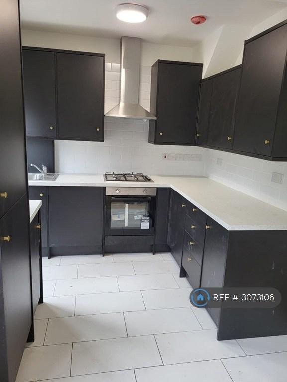 Room Elmhurst Avenue in Greater London