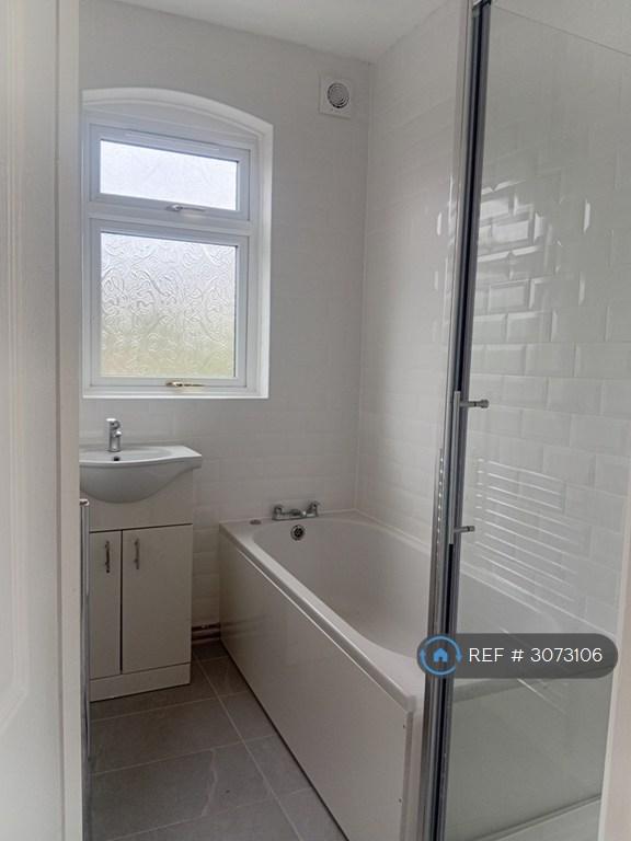 Room Elmhurst Avenue in Greater London