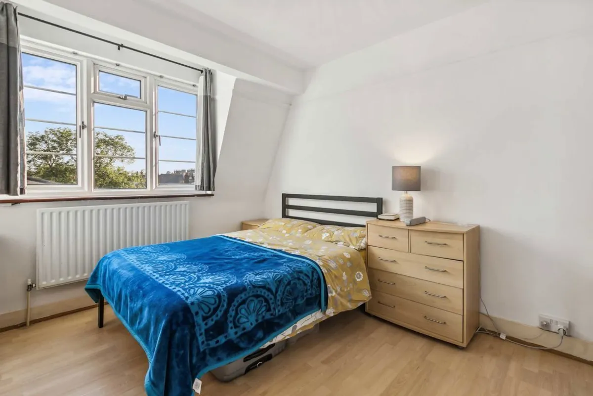 Flat Holmbury Court in Greater London