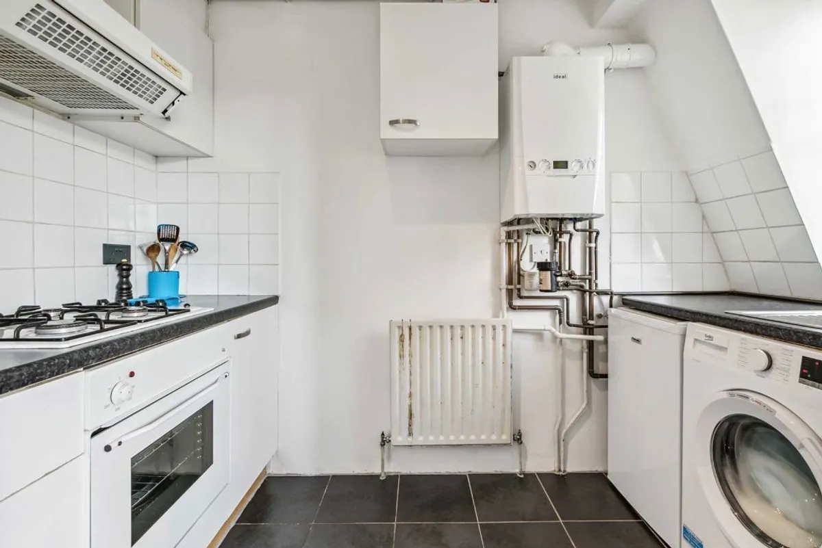 Flat Holmbury Court in Greater London