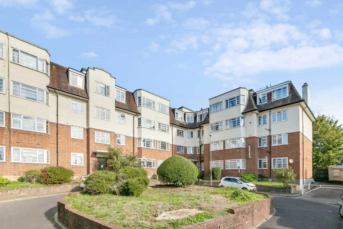 Flat Holmbury Court in Greater London