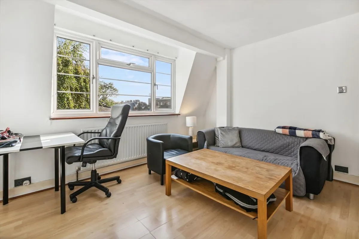 Flat Holmbury Court in Greater London