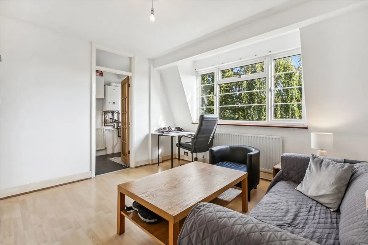 Flat Holmbury Court in Greater London