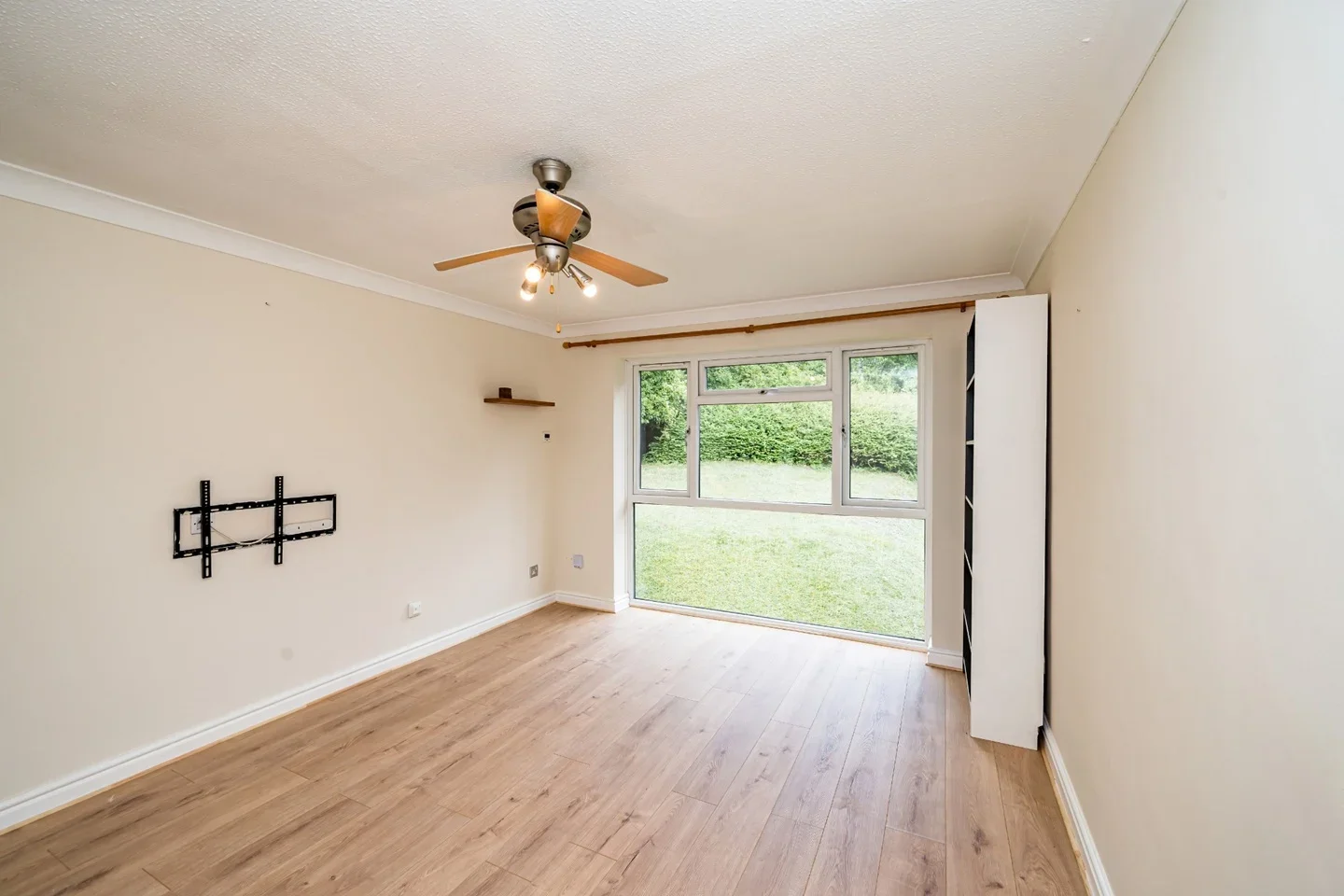 Flat Kaybridge Close in High Wycombe Community Board