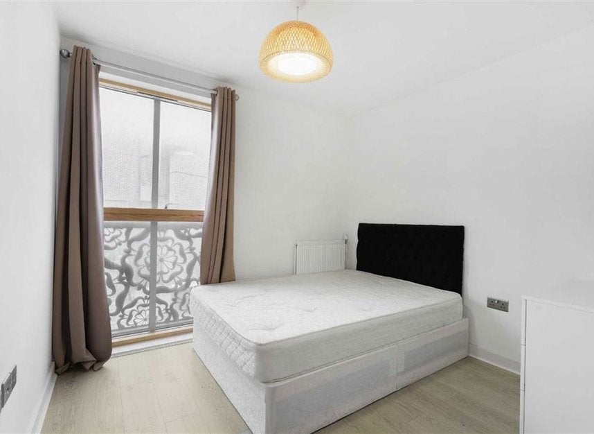 Flat Pitfield Street in Greater London