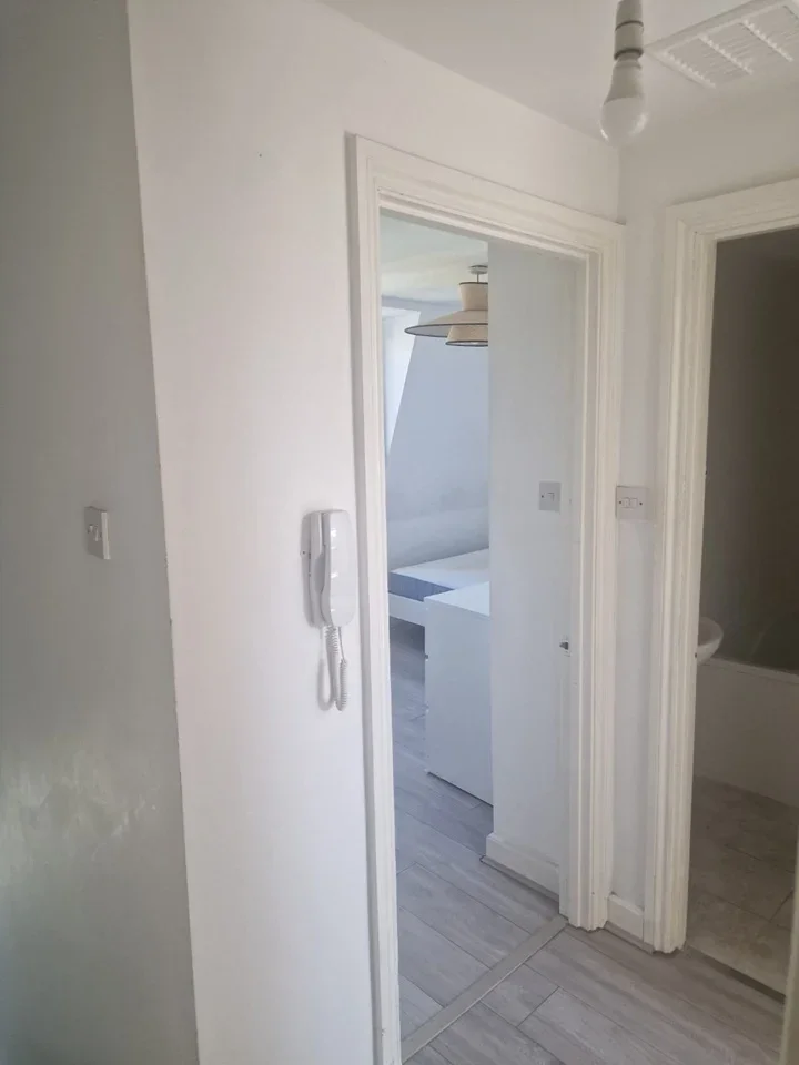Flat Lewisham Way in Greater London
