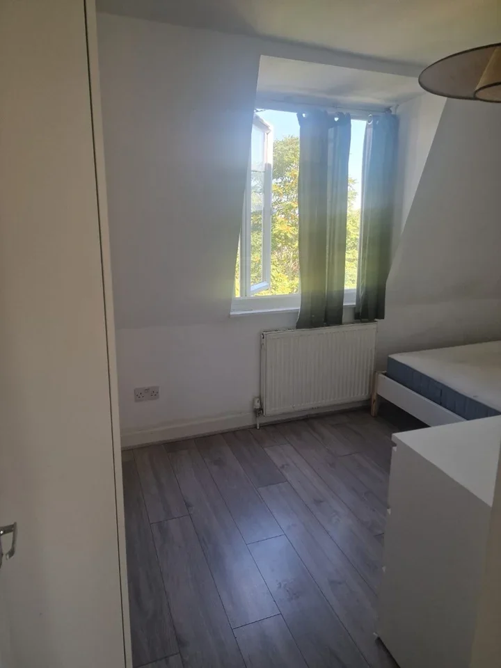 Flat Lewisham Way in Greater London