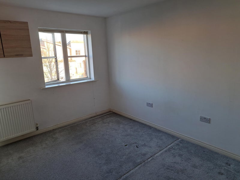 Room Pinewood Drive in Cheltenham