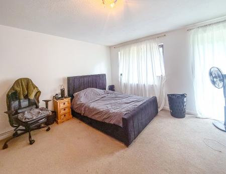 Flat Herga Court in Watford
