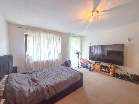 Flat Herga Court in Watford