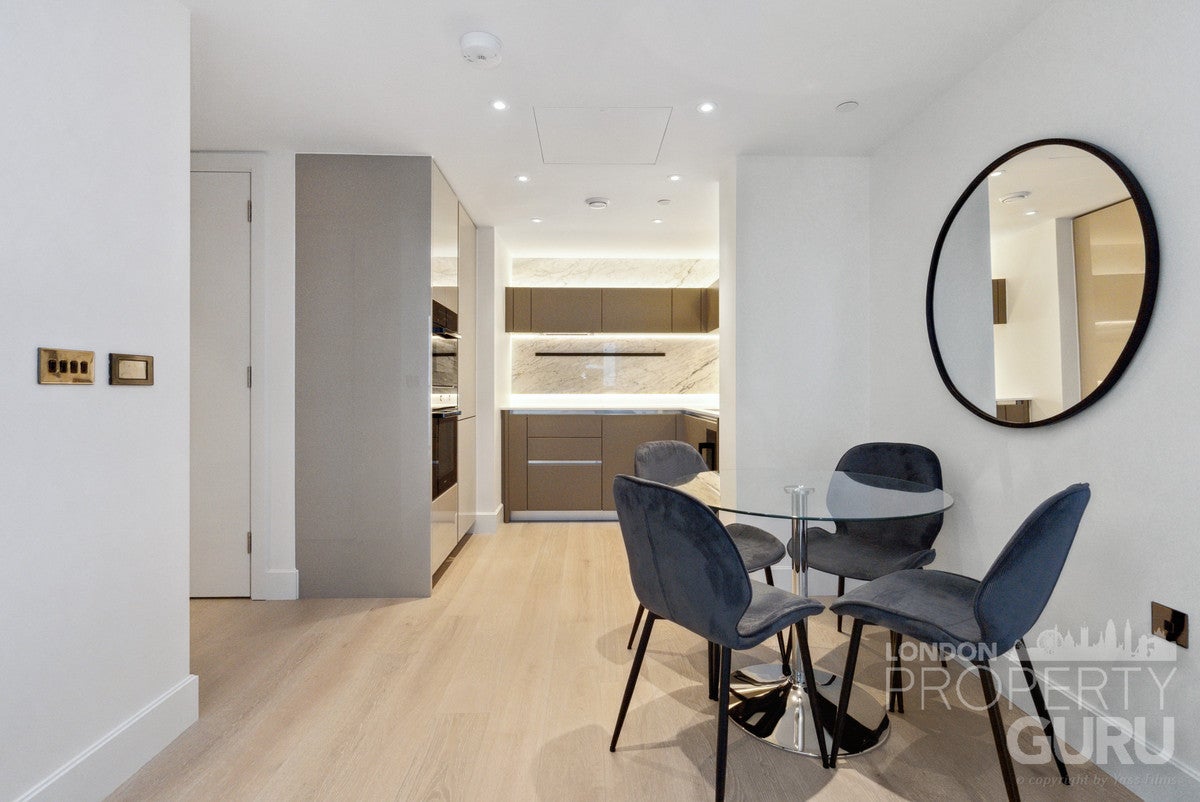 Flat Silver Road in Greater London